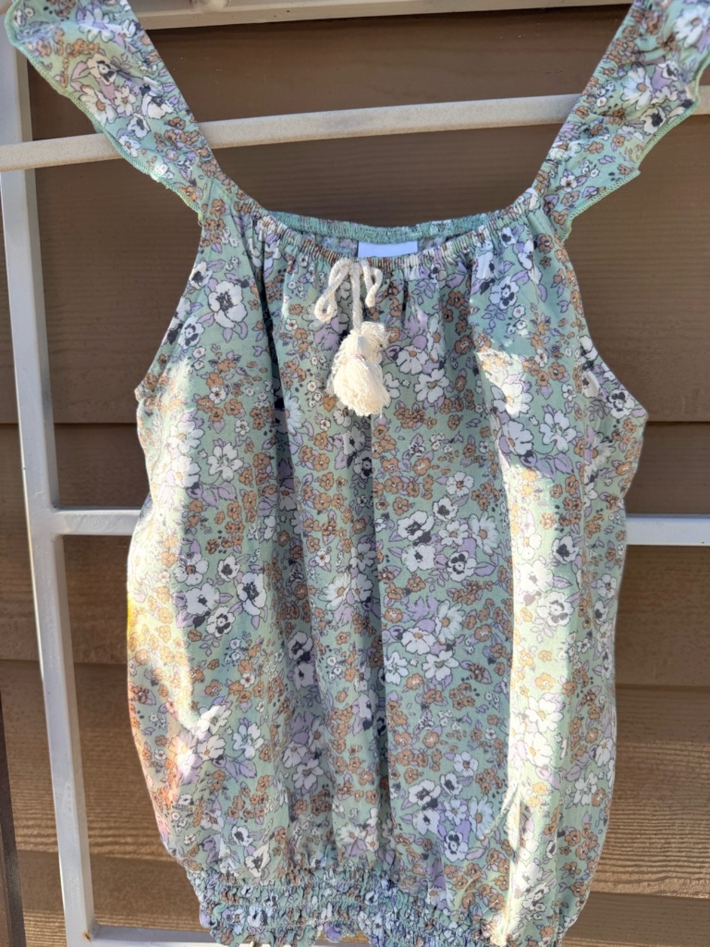 Women's XS , says Kids XL  14/16 but I wear a women's XS and it fit great